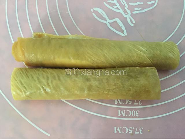 边缘用面粉加水和成面糊粘牢
