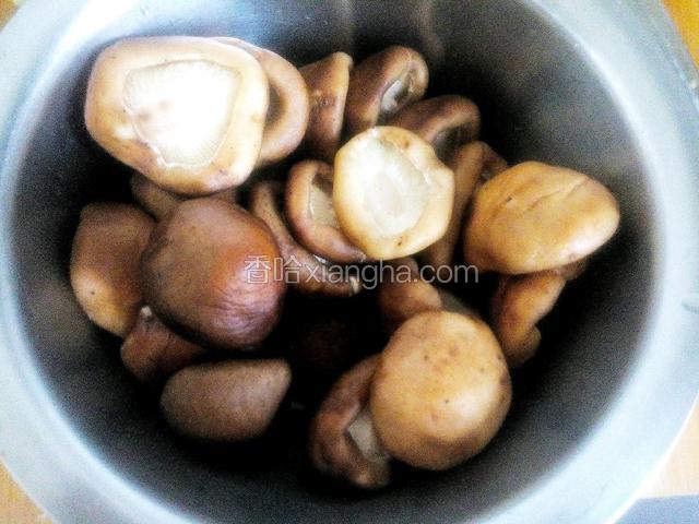 香菇洗净，去掉香菇腿