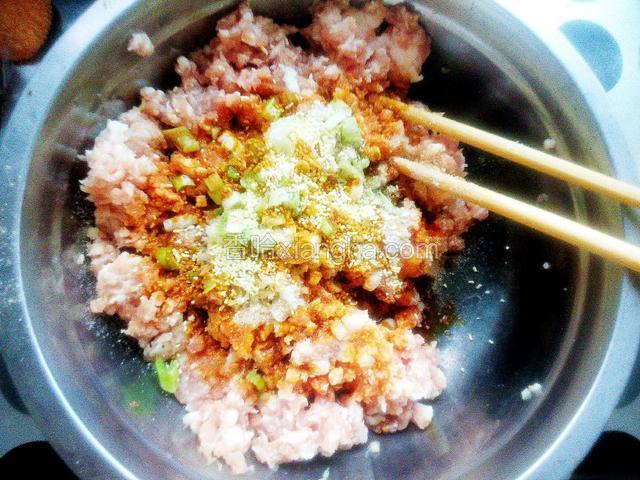 肉馅里放入葱花，酱油，盐，十三香