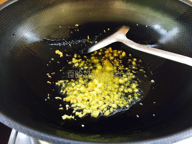 锅烧热倒入油，油热后放入蒜蓉煸炒成金黄色。