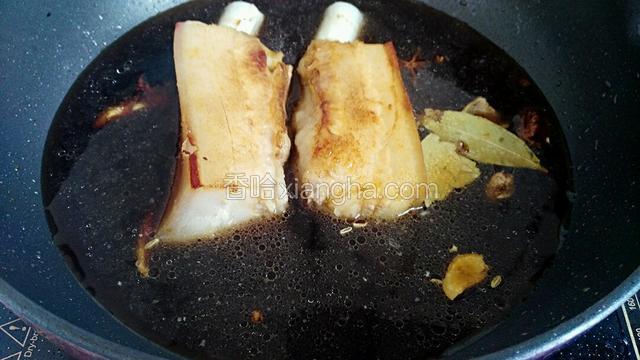 加入适量的水，料酒，生抽老抽，盐调味 大火煮开