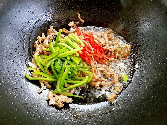 放入青红椒丝，翻炒两分钟