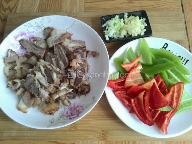猪头肉切片，青椒，彩椒切三角形，葱姜蒜切碎。