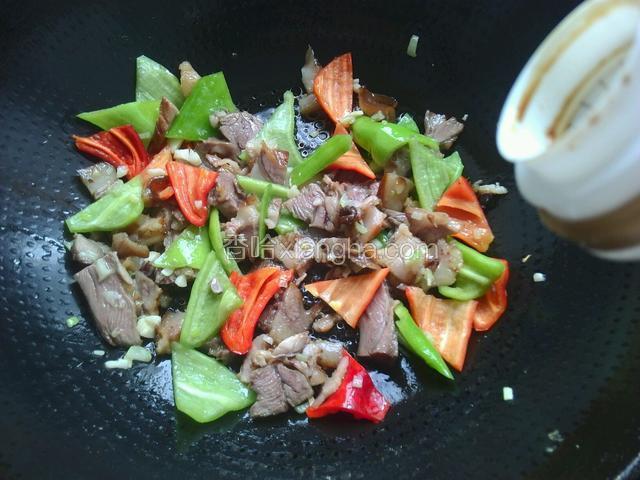倒入料酒，味极鲜炒匀。