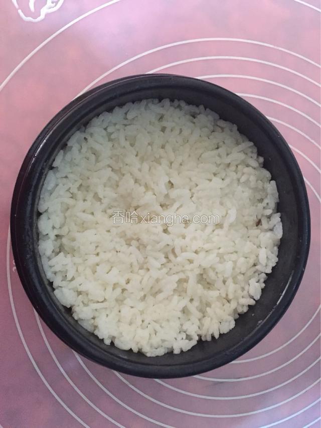 砂锅烧水，水开再把洗好的米放入砂锅中，需用锅铲或勺之类的搅拌两次，水开后关小火盖盖约15-20分钟焖五分钟将米饭打散备用
