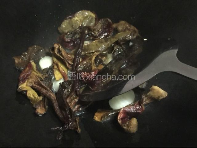 放入菌子爆香
