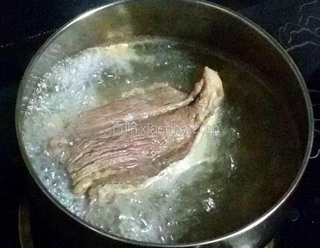 把驴肉凉水入锅，水烧开焯一下，撇去浮沫。