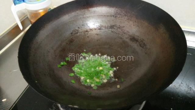 热锅下油，油热下葱姜爆香