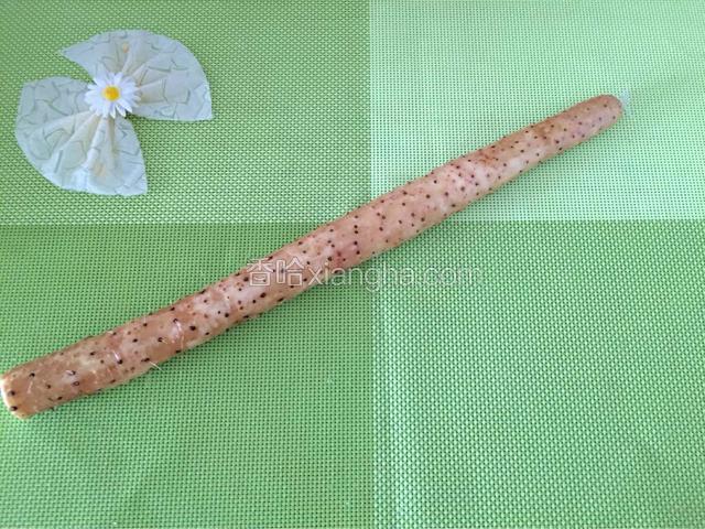 将山药去皮（一定要带一次性手套去皮哦）