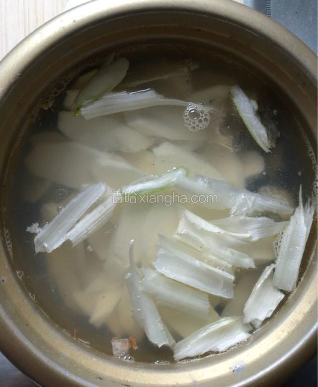 开锅盖，将葱撕成片放入锅内，将山药放入锅内