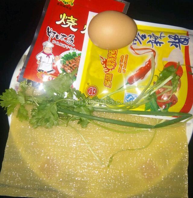 准备好板冷面，鸡蛋，烧烤蘸料，烧烤辣酱。将香葱，香菜择洗干净。