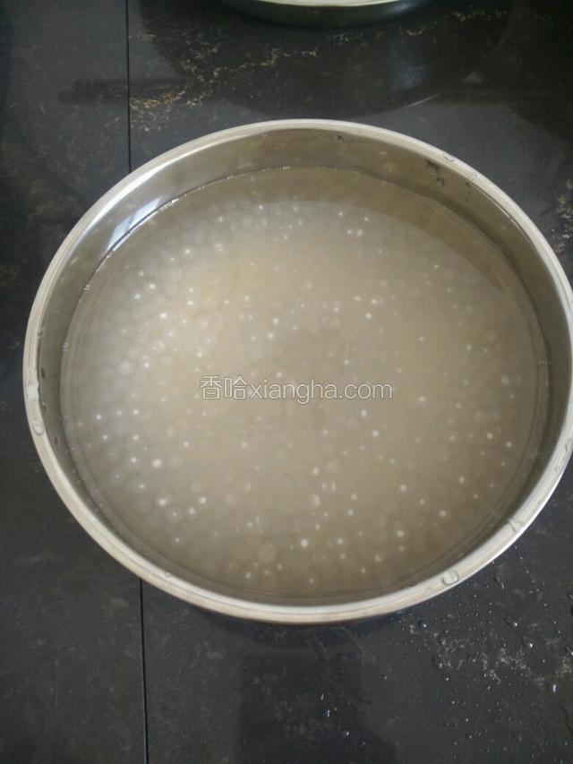 西米焖一会儿之后如果还有少许白点，没关系，牛奶是热的，也能焖熟。
西米倒进冷水里冷却，同时洗去表面的胶质