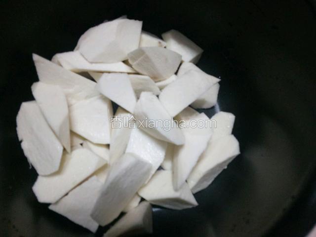 切成块放入锅里