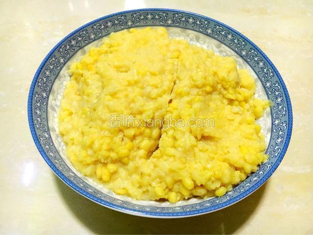 馅的制作：
脱皮绿豆提前浸泡两个小时，再放入锅中煮至开花。（我用电饭煲一个煮饭程序煮绿豆，刚刚好）