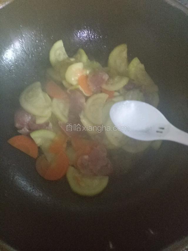 最后加少许盐和鸡精调味即可出锅。