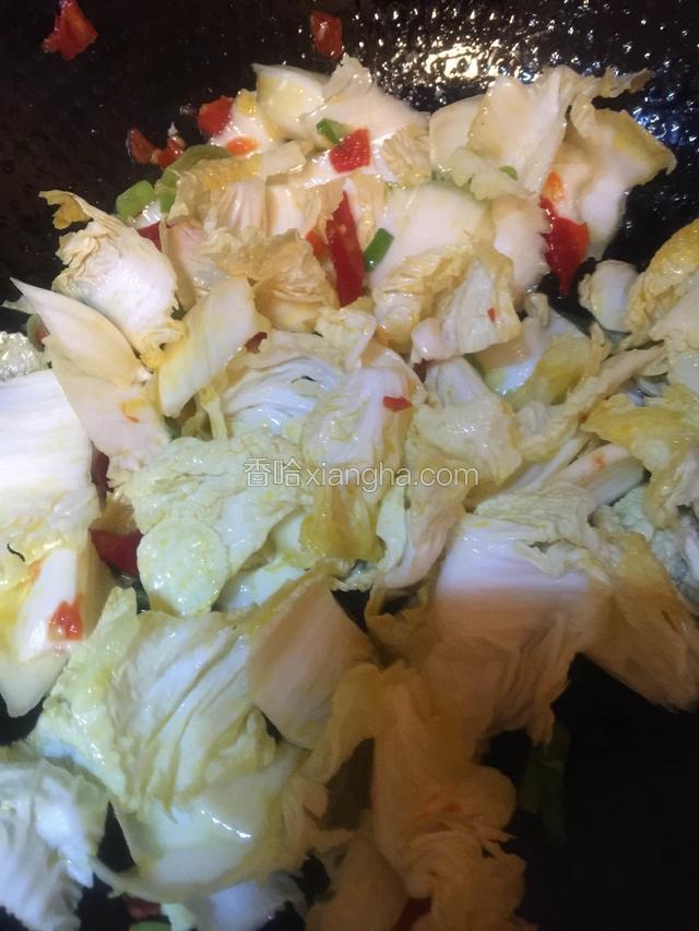 炒出香味加白菜翻炒至熟，加少许生抽，出锅。