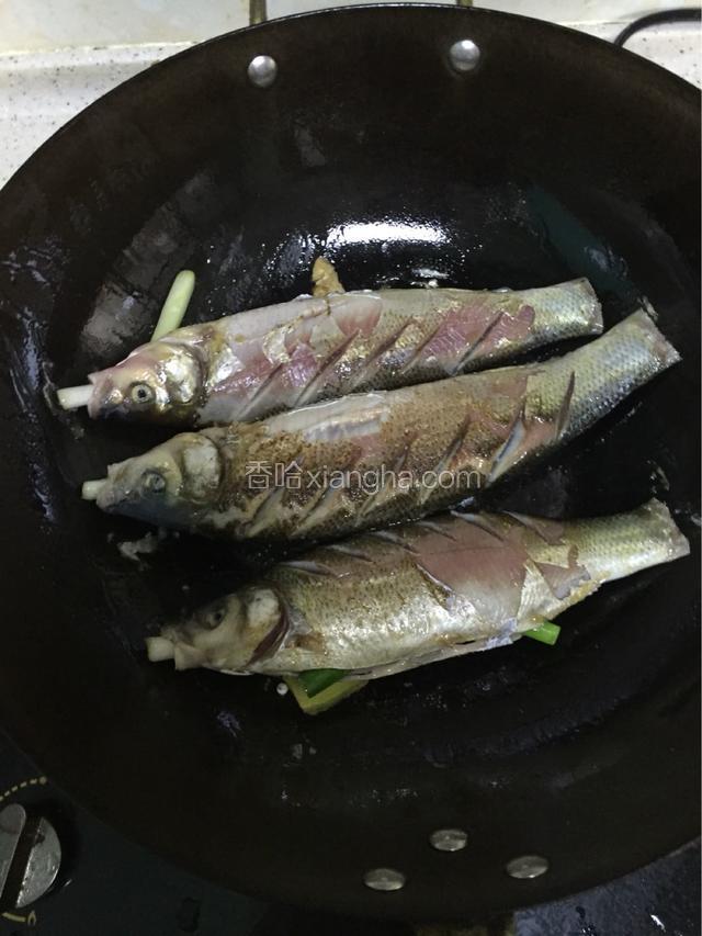 油热放入鱼，煎至双面金黄