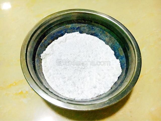 开始制作饼皮：
糯米粉、粘米粉、澄面混合装进大碗内。