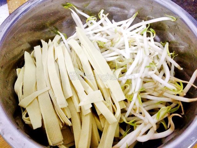 干豆腐切成丝，豆芽洗干净