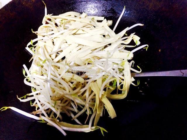 放入豆芽和干豆腐