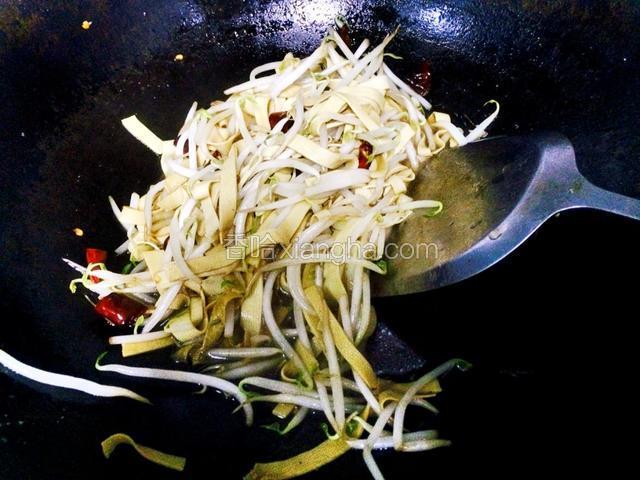 加少许清水，加盐料酒白糖调味。