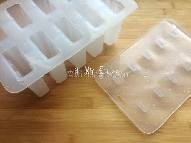 模具用温水冲洗干净，甩去多余水分；