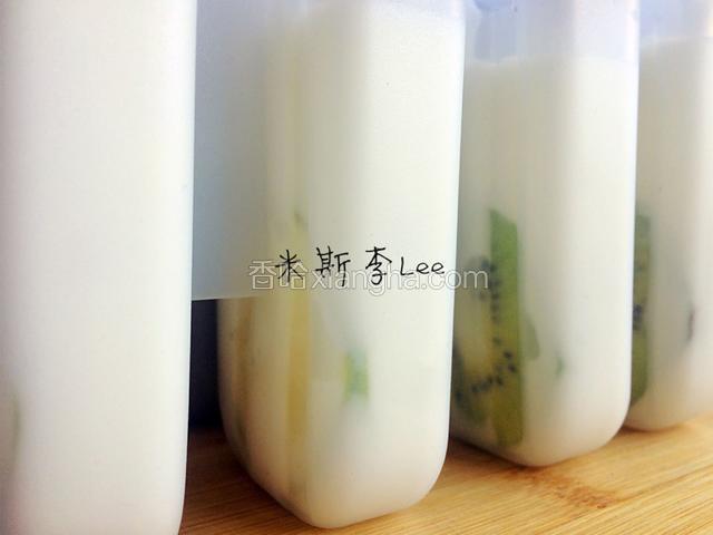 缓缓倒入酸奶，不要太满，倒入的时候可以小心拿筷子撑一下水果片，防止酸奶流进的时候水果片歪去一边；