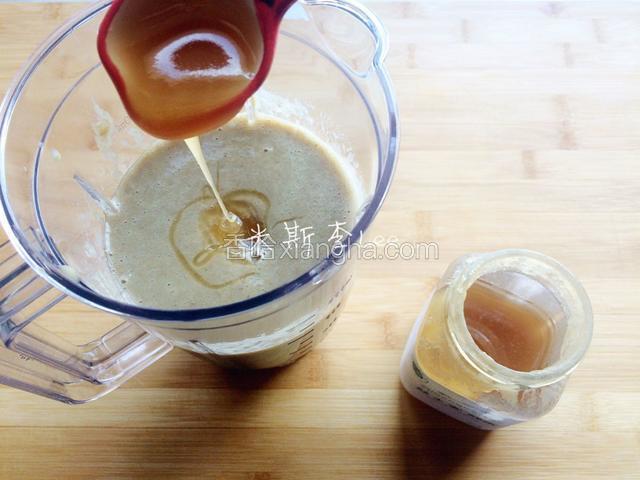 加入适宜个人口味的蜂蜜或者砂糖(加入蜂蜜时确保绿豆泥温度不要太高，否则高温会使蜂蜜养分流失)，搅拌均匀；