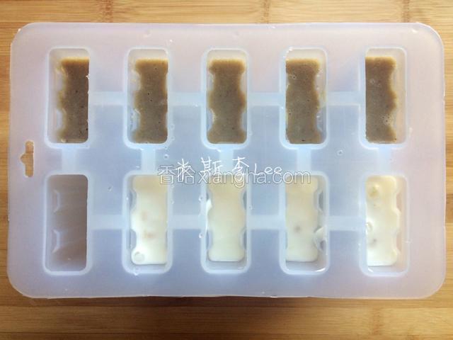 将绿豆泥均匀倒入模具中，八到九分满就可以；