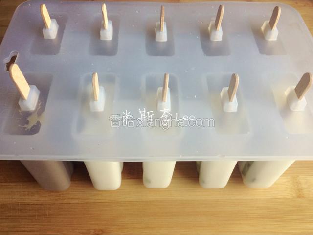 盖盖，插上木棍，放入冰箱冷冻层，冷冻至少五到六个小时；