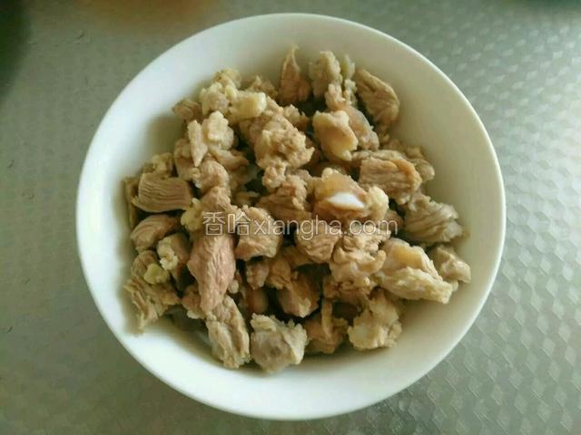 羊肉用凉水泡两小时泡出血水为好，切块打水焯。