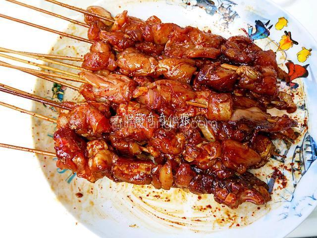 放容器里加盐，生抽，老抽，蚝油，料酒，白糖，鸡精，辣椒粉，黑胡椒粉码匀，用保鲜膜包住放冰箱冷藏腌制至少3-5小时。
嫌竹签串起来不好腌制的也可以先腌制后再串。