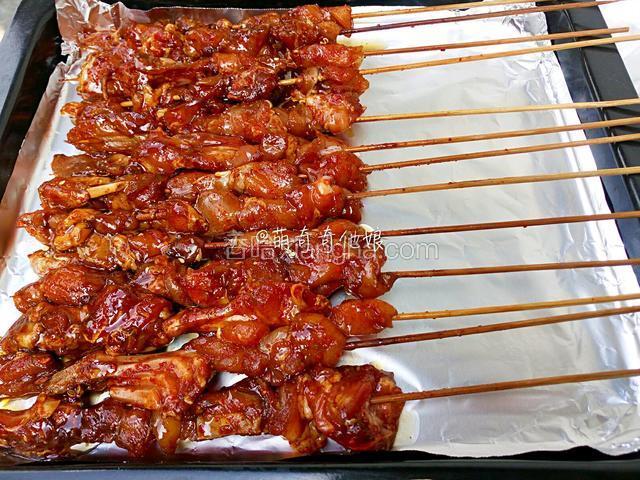 烤盘铺锡纸，把腌制好的兔肉串均匀的平铺在烤盘上，并刷一层食用油或花椒油。
烤箱预热200度。
花椒油即食用油里加花椒粒倒锅里小火加热熬出来的花椒油。