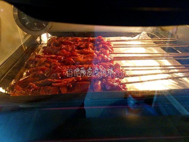 送入预热好的烤箱中层，上下火200度，烤25分钟。
具体烤制时间和温度请根据自家烤箱脾气和兔丁大小调整。