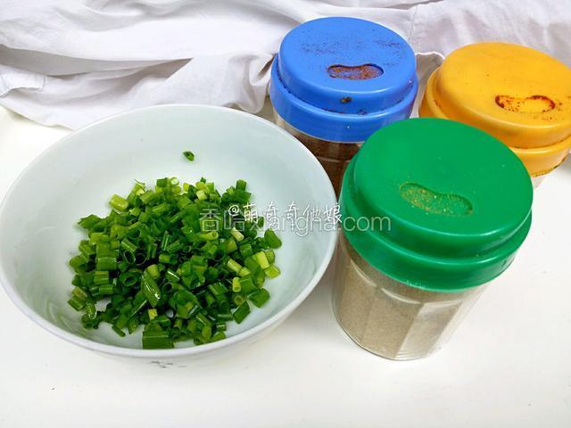 准备葱花，调料粉，熟白芝麻，红油。
红油即熬辣椒油沉淀后上面的红油。