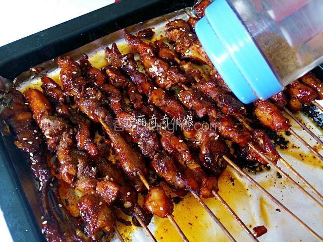 撒花椒粉，孜然粉，辣椒粉（可省略也可换成五香粉）。
再送回烤箱继续烤10分钟。