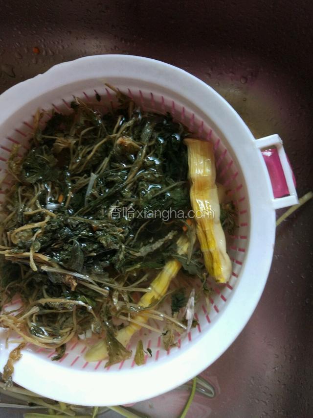 霉干菜和干笋要先泡两个小时左右！