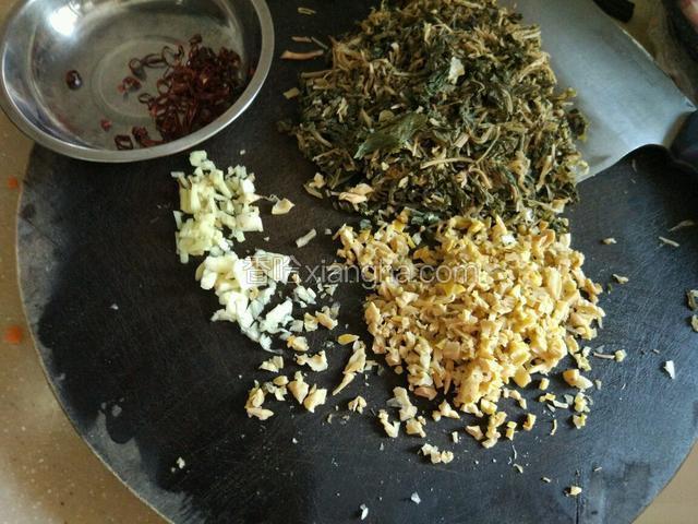 把泡好的霉干菜和笋干剁碎，大蒜和姜也剁碎！