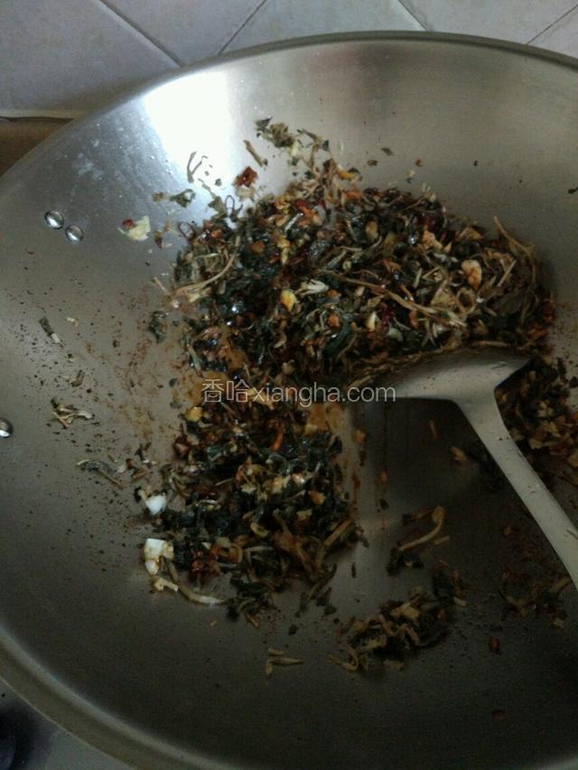 翻炒两分钟左右，放适量的盐和鸡精调味！
