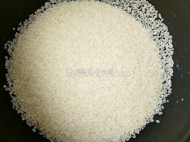 珍珠米适量。米种随意，量随自家用餐人数决定。
洗干净并用清水浸泡半小时。
米不用洗太多遍，容易营养成分流失，一般洗2-3遍即可。