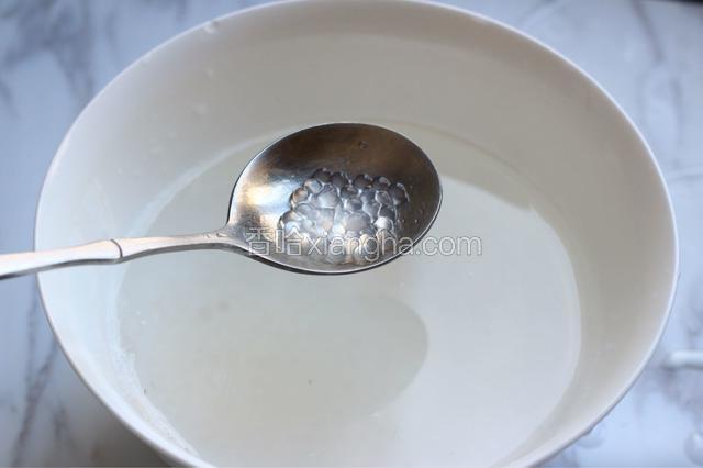 煮一锅水，水量多些，水沸倒入泡好的西米，大火煮十五分钟。煮至西米内部只有小白点关火，加盖焖一会儿。西米如果焖了一会儿还没完全透明，可以继续煮开，然后再加盖焖，反复二次肯定全透明。煮好的西米放入冷水中。这样西米口感Q弹好吃。