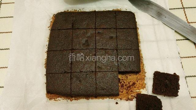 出炉后，冷却彻底再连同油纸提出～
切成均匀的方块～