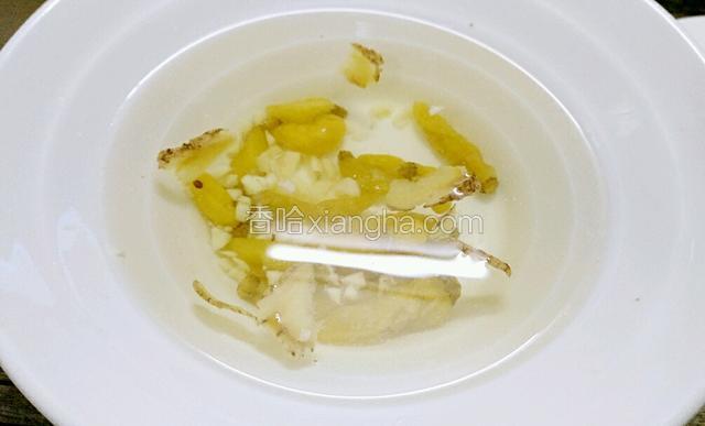 加泡椒 醋 盐 鸡精调成泡鸭爪的水 