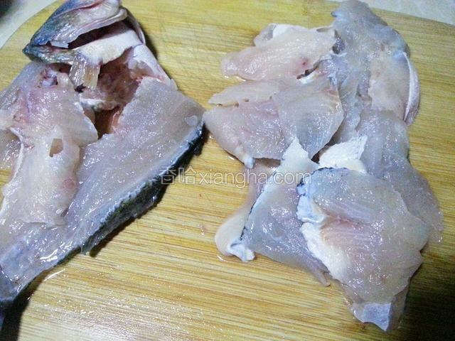先从鱼尾部将鱼骨剔除，鱼头切掉，将鱼肉斜切成鱼片