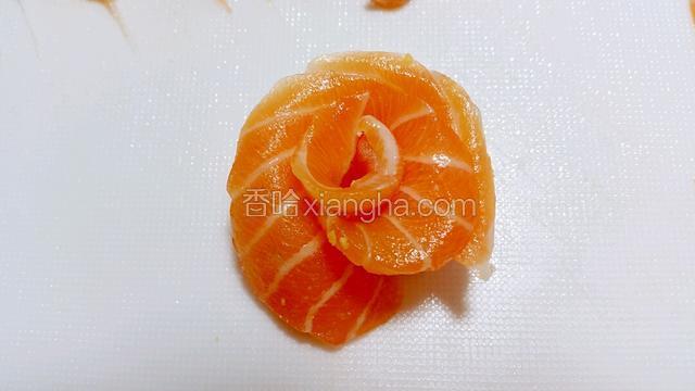再围上2片三文鱼，花完成了，以同样的方法完成另一朵三文鱼花