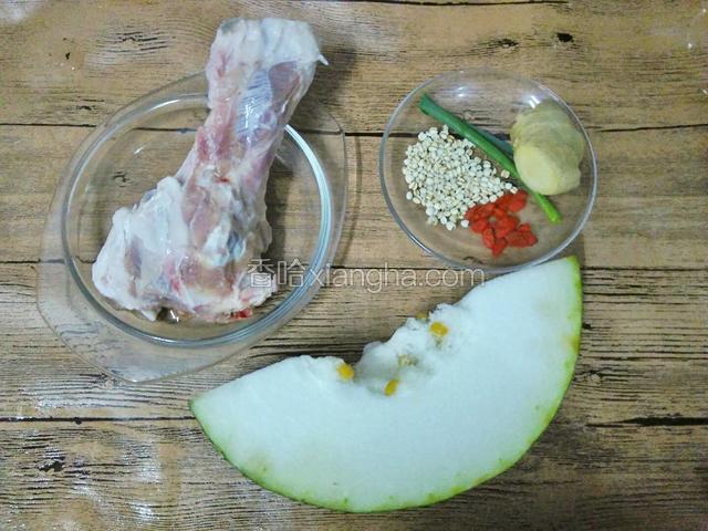 猪棒骨，冬瓜，薏仁，枸杞，生姜，香葱。