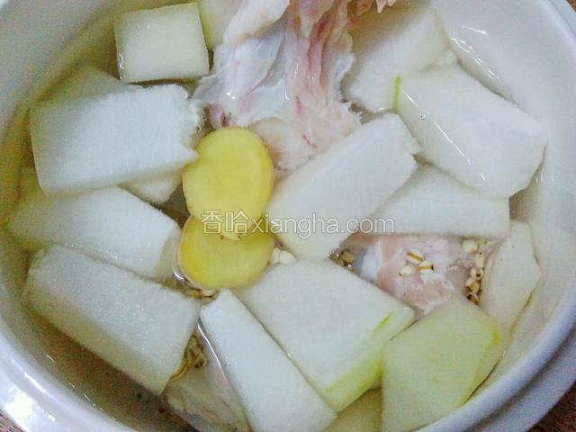 水量完全盖过锅中食材即可。