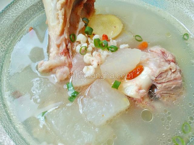 撒上些许葱花。