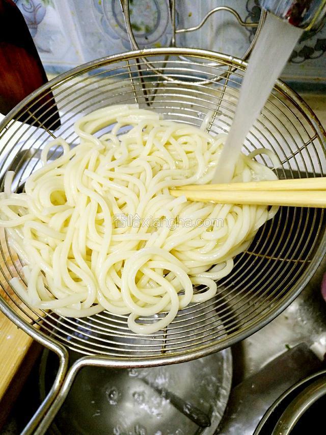 水开后撒点盐，下面条煮熟，捞出用冷水淋一下