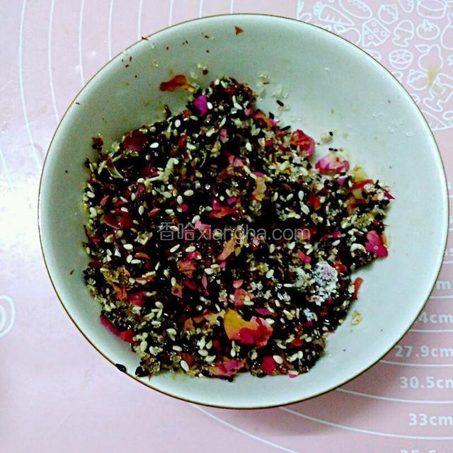 搅拌好馅料待用